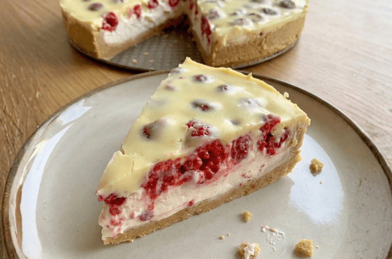 Sernik bez cukru z malinami i białą czekoladą