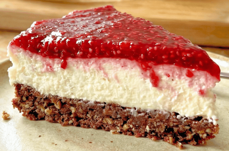 Kawałek sernika na zimno z malinami o niskim indeksie glikemicznym na czekoladowym spodzie brownie