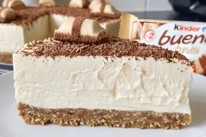 Kremowe, zdrowe ciasto w stylu Kinder Bueno ze skyrem, na ciemnym owsianym spodzie.