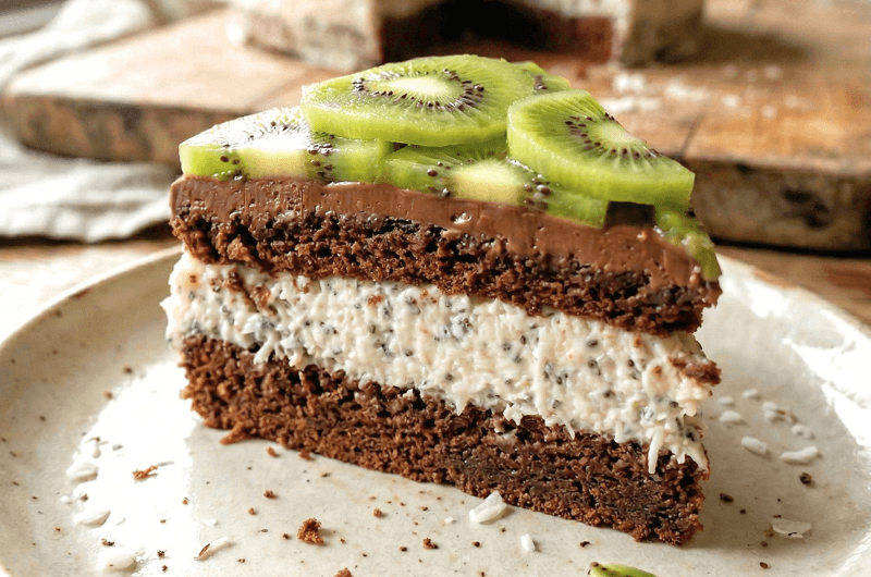 kawałek ciasta biszkopotowego z chia i kiwi