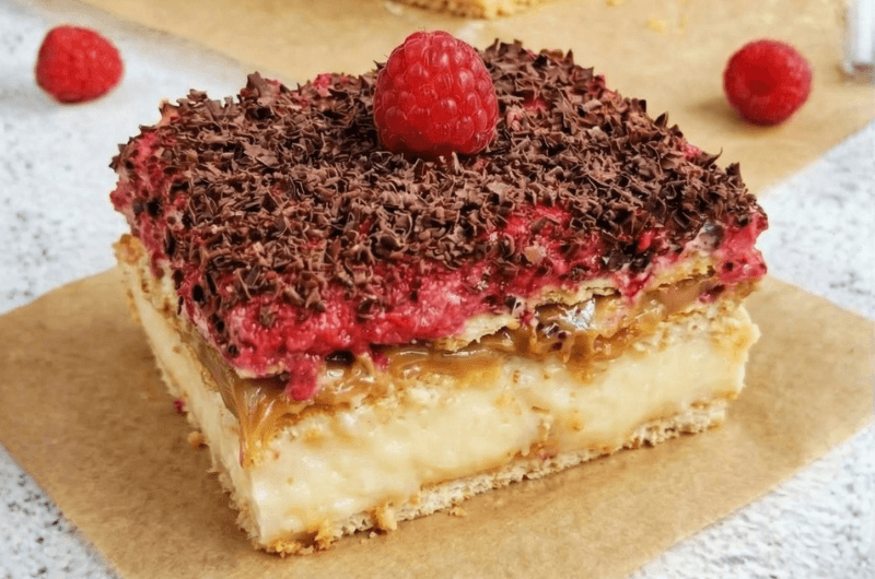 przekrojony kawałek ciasta 3bit malinowy